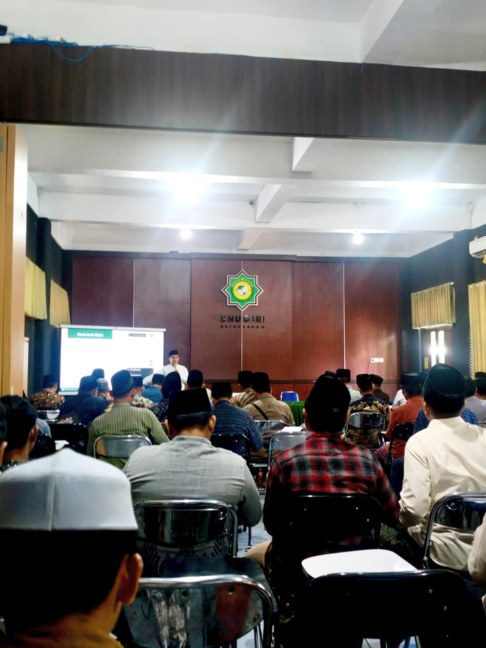Belajar Falak Tak Hanya Teori, Mahasiswa HKI UNUGIRI Mengikuti Praktik Langsung Penentuan Arah Kiblat di Lapangan